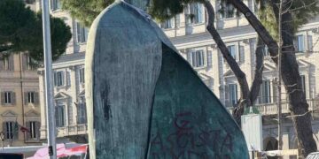 La statua di Papa Wojtyla imbrattata