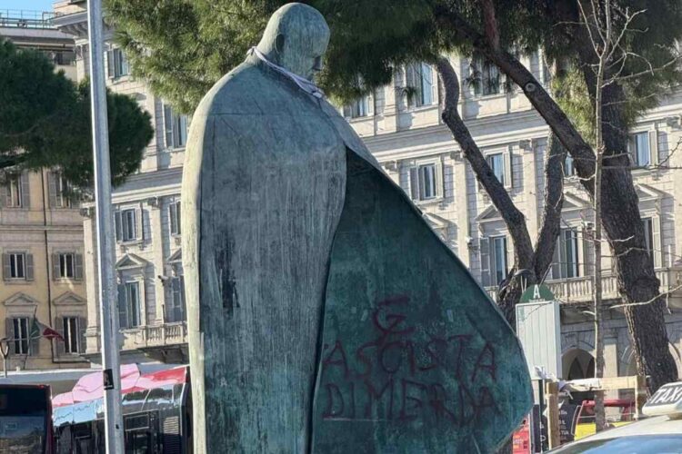 La statua di Papa Wojtyla imbrattata