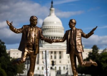 La statua di Trump ed Epstein