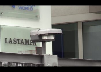 Torino, manifestanti vandalizzano la sede de La Stampa