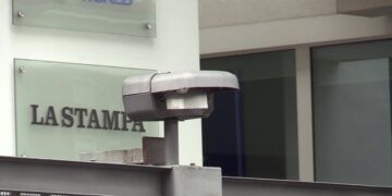 Torino, manifestanti vandalizzano la sede de La Stampa