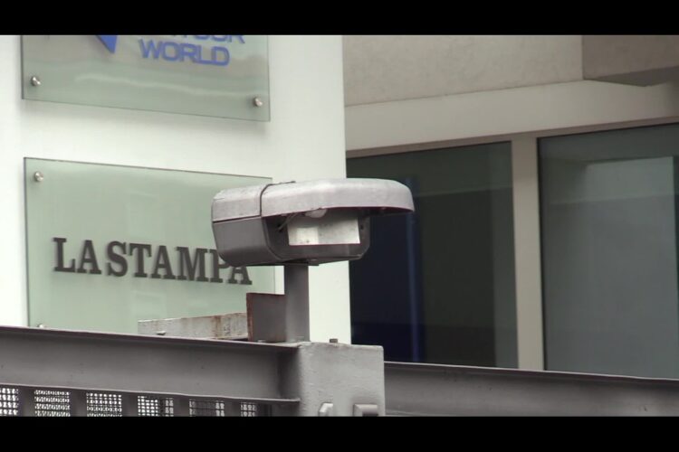 Torino, manifestanti vandalizzano la sede de La Stampa