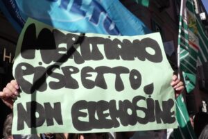 Farmacisti in piazza a Napoli: “Chiediamo contratti, salario e dignità”
