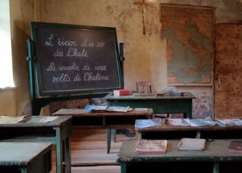 Non avevo mai visto una scuola del 1920 conservata così: in questo borgo sembra fermo il tempo