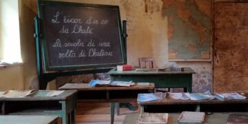 Non avevo mai visto una scuola del 1920 conservata così: in questo borgo sembra fermo il tempo