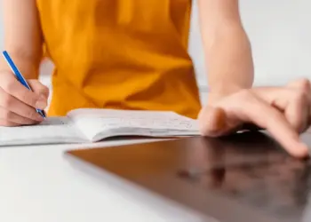 Studenti sotto pressione, genitori in ansia: come il registro elettronico ha cambiato la scuola