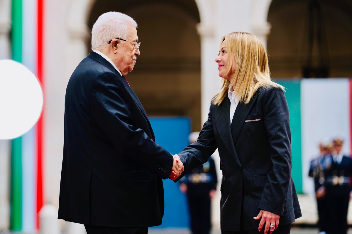 Abu Mazen e Giorgia Meloni si stringono la mano durante l'incontro di Roma