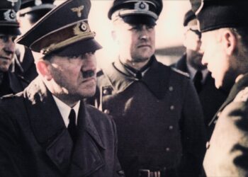 Adolf Hitler durante un incontro con alcuni soldati