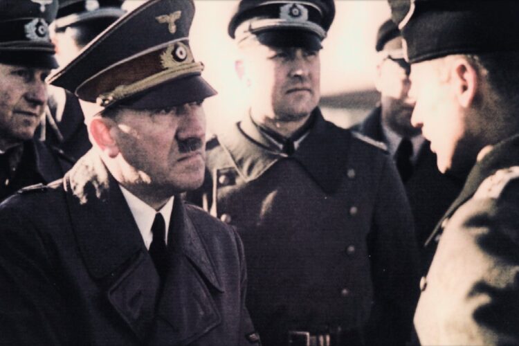 Adolf Hitler durante un incontro con alcuni soldati