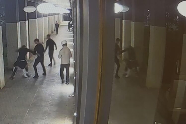 22enne accoltellato e rapinato a Milano, resta invalido