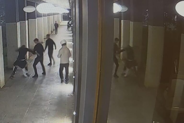 22enne accoltellato e rapinato a Milano, resta invalido