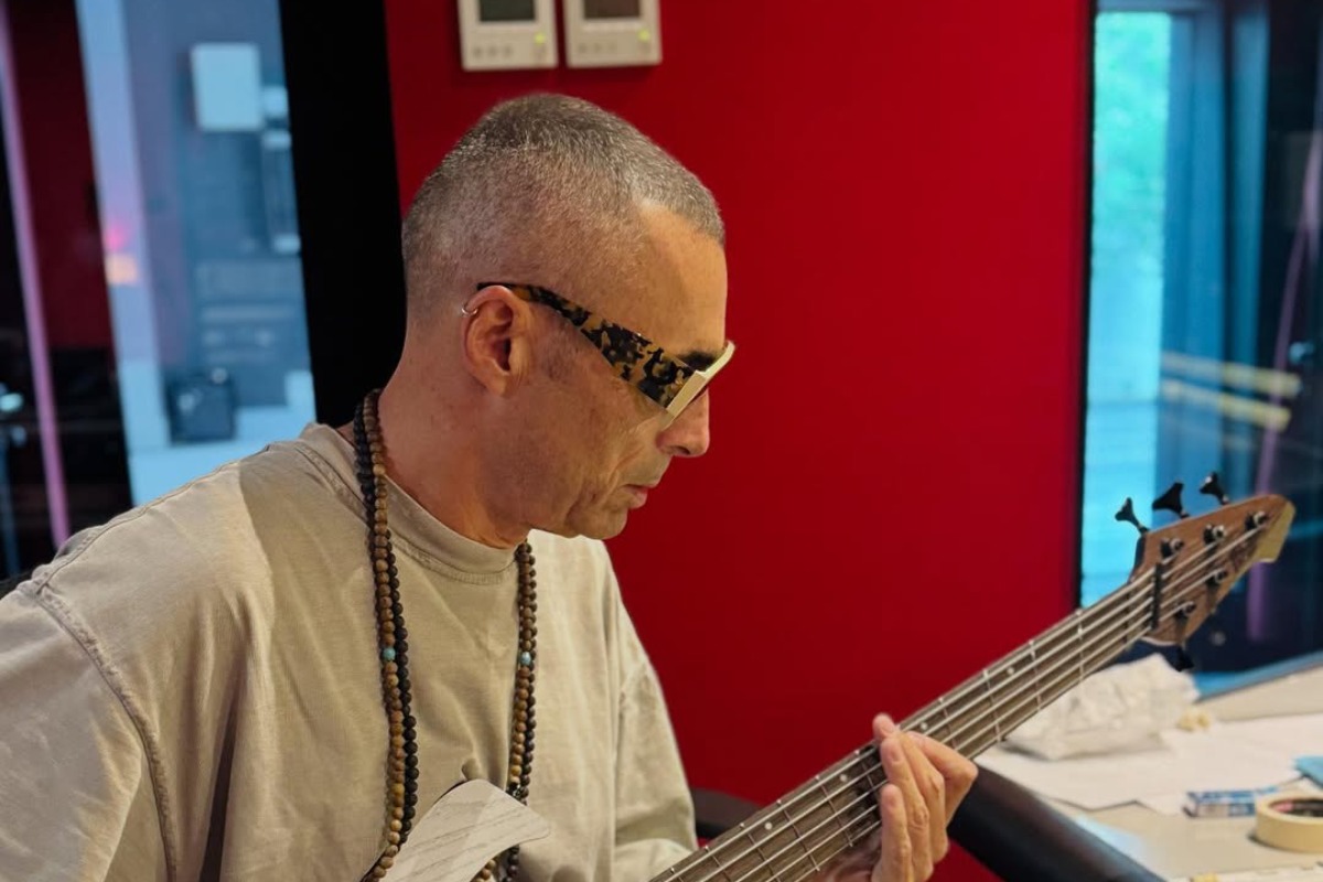 Alex Britti suona la chitarra 