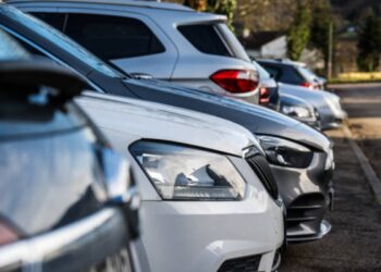 Delle automobili parcheggiate