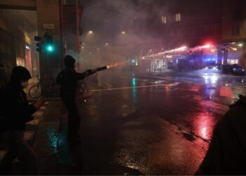 Bombe carta e idranti in azione in centro a Bologna