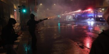 Bombe carta e idranti in azione in centro a Bologna