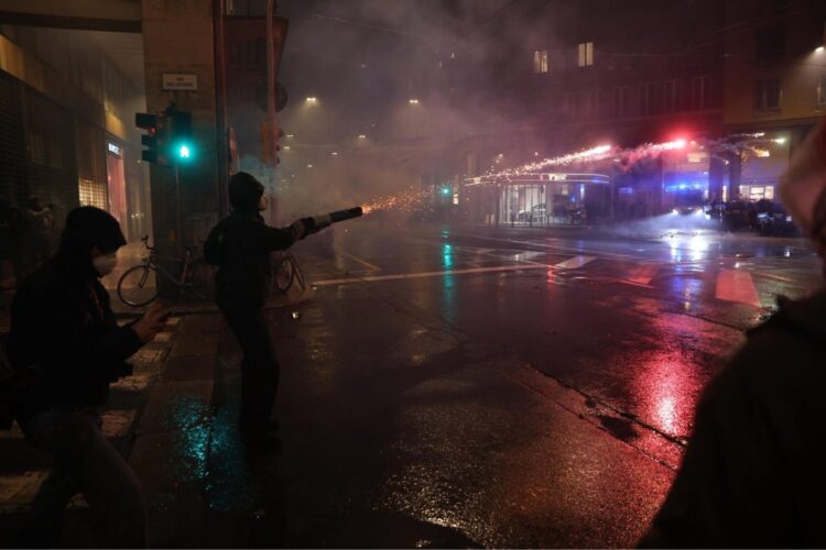Bombe carta e idranti in azione in centro a Bologna