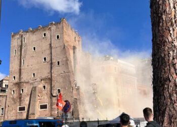 Crolla parte della Torre dei Conti a Roma