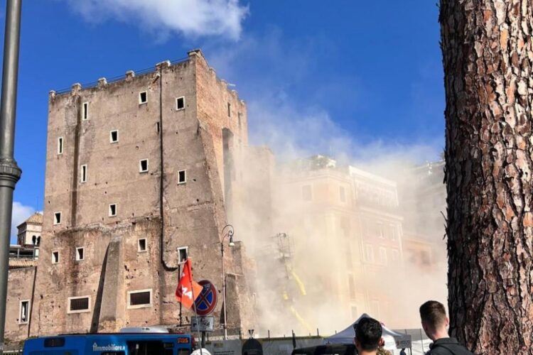 Crolla parte della Torre dei Conti a Roma