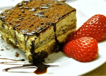 Del tiramisù in un piatto