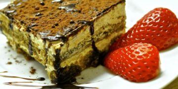 Del tiramisù in un piatto