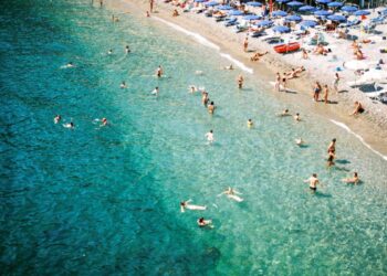 Delle famiglie in spiaggia ad Amalfi
