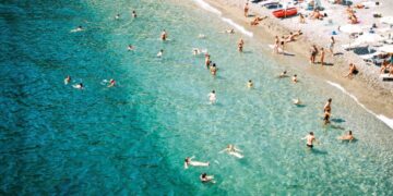 Delle famiglie in spiaggia ad Amalfi