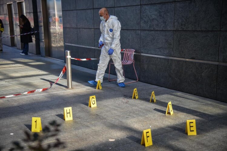 Donna accoltellata a Milano