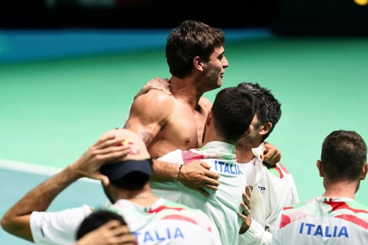 Flavio Cobolli portato in trionfo dai compagni di Nazionale