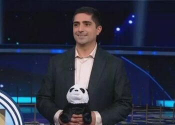 Gabriele Casti, il super campione de La ruota della Fortuna con in mano la mascotte della Panda