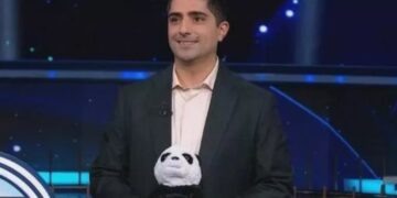 Gabriele Casti, il super campione de La ruota della Fortuna con in mano la mascotte della Panda