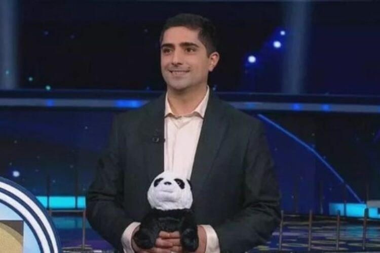 Gabriele Casti, il super campione de La ruota della Fortuna con in mano la mascotte della Panda
