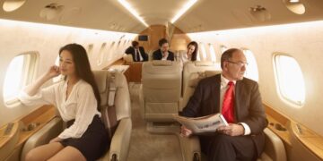 Yacht, crociere e ristoranti stellati: dove stanno spendendo ora i super ricchi