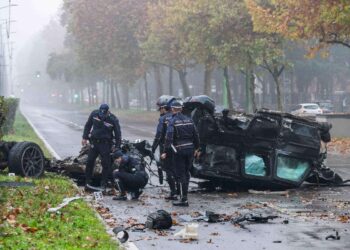 I rilievi effettuati dopo un incidente avvenuto fra due auto in viale Fulvio Testi