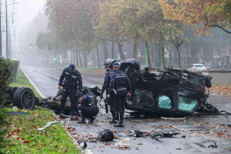 I rilievi effettuati dopo un incidente avvenuto fra due auto in viale Fulvio Testi