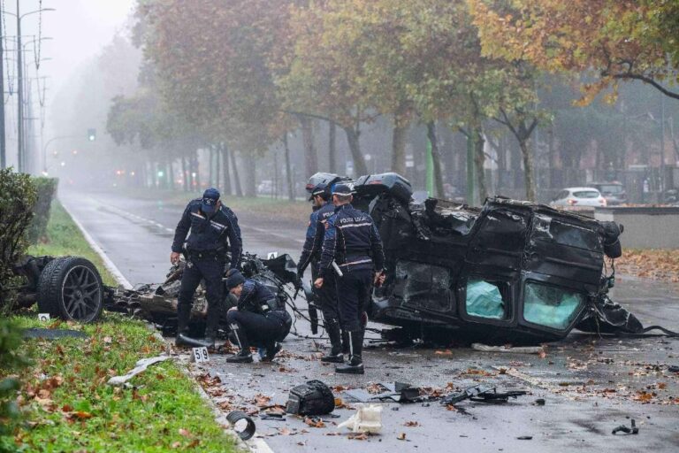 I rilievi effettuati dopo un incidente avvenuto fra due auto in viale Fulvio Testi