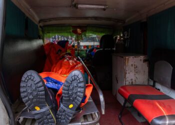 Il corpo di un alpinista morto sul Yalung Ri