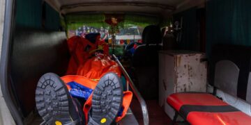 Il corpo di un alpinista morto sul Yalung Ri