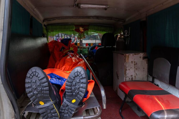 Il corpo di un alpinista morto sul Yalung Ri