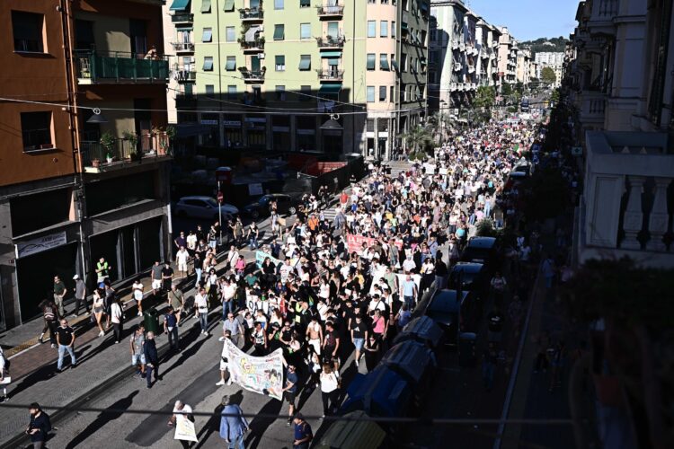 Il corteo di protesta contro l'ex-Ilva di Genova