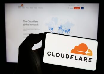 Il logo di Cloudflare sullo schermo di uno smartphone