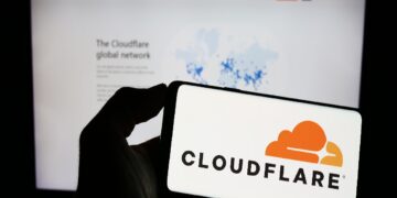 Il logo di Cloudflare sullo schermo di uno smartphone