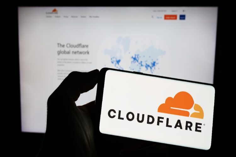 Il logo di Cloudflare sullo schermo di uno smartphone