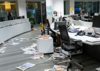 Immagini dell'assalto alla redazione de La Stampa