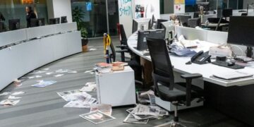 Immagini dell'assalto alla redazione de La Stampa