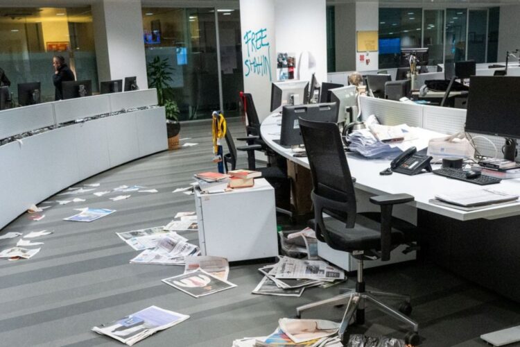 Immagini dell'assalto alla redazione de La Stampa