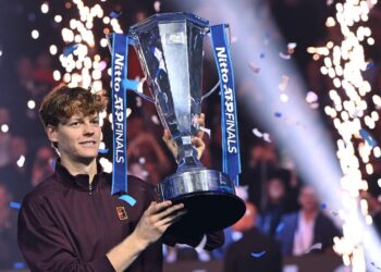 Jannik Sinner mentre alza il trofeo delle Atp Finals di Torino