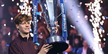 Jannik Sinner mentre alza il trofeo delle Atp Finals di Torino