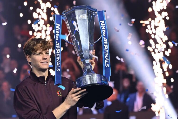 Jannik Sinner mentre alza il trofeo delle Atp Finals di Torino