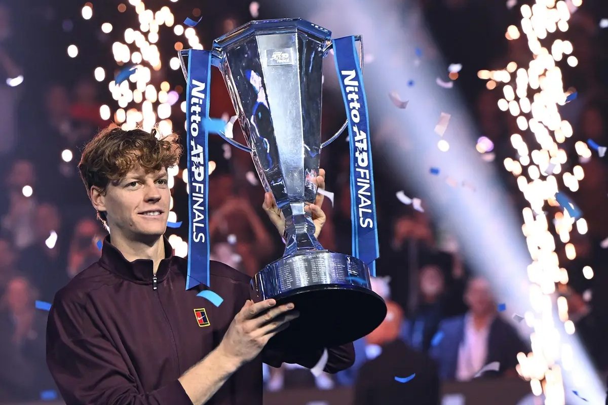 Jannik Sinner mentre alza il trofeo delle Atp Finals di Torino