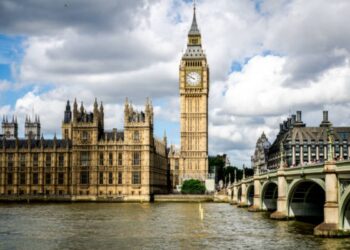 La GB segue una nave spia russa vicino le acque territoriali